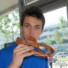 Luca mangia il pretzel